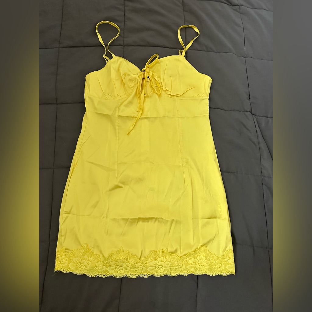 Women’s Yellow Lace Satin Amazon Dress Size Medium